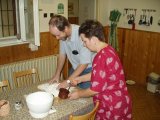 manželé Davidovi při přípravě těsta - po kliknutí se zobrazí větší obrázek