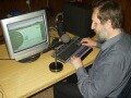 Jindra Herg (BrailleTech) předvádí práci s internetem (obec Bludov u Čáslavi) se screenreaderem Window Eyes - po kliknutí se zobrazí větší obrázek